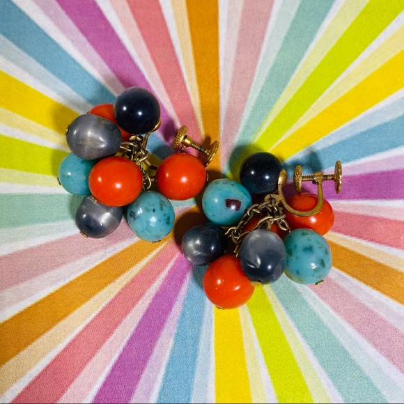 Killer cool vintage bead cluster clip on earrings - Picture 2 of 2